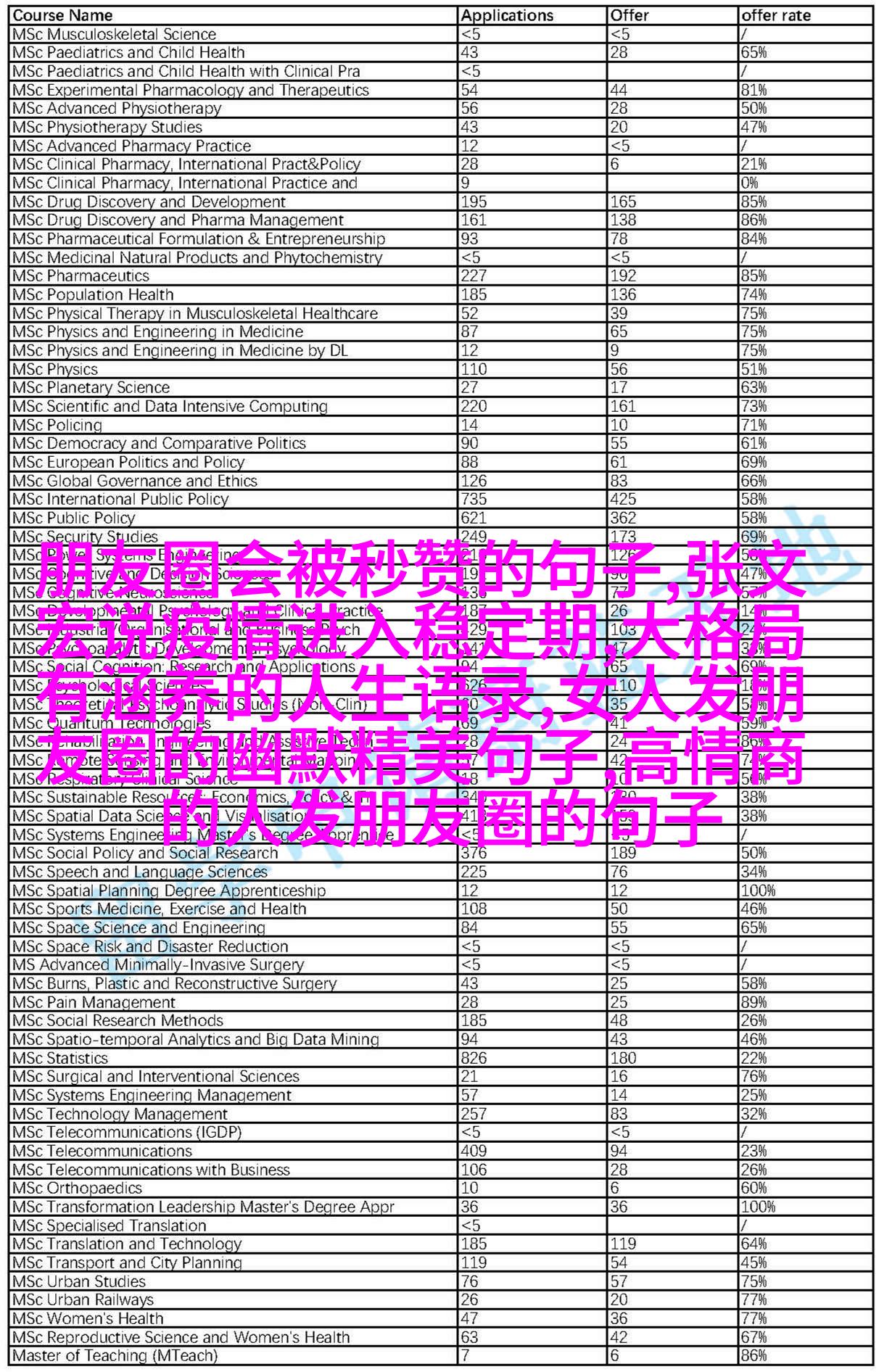 一张客厅里，有人正在看电视，而旁边有一双鞋被迅速地踢到了鞋架上，周围没有其他乱七八糟的东西。